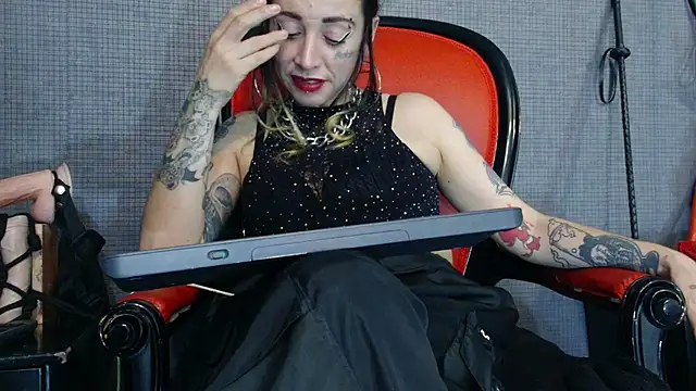Snapshot of LusstCruella chatting on 03/21/25, 11:12 LusstCruella online show from 03/21/25, 11:12
