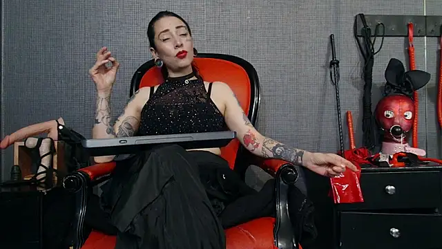 Snapshot of LusstCruella chatting on 03/18/25, 06:17 LusstCruella online show from 03/18/25, 06:17