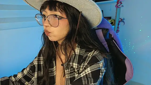 Snapshot of Yommi_Winx chatting on 04/15/26, 12:16 Yommi Winx online show from 04/15/26, 12:16