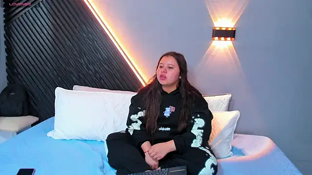 Laia and Aloby online show from 04/17/26, 10:23