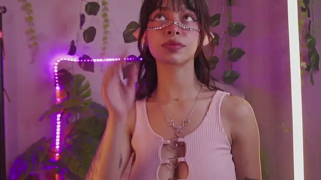 Snapshot of Kitty_arts chatting on 12/05/24, 07:44 Kitty arts online show from 12/05/24, 07:44