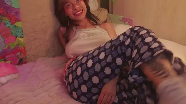 Snapshot of Kitty_arts chatting on 01/26/25, 03:17 Kitty arts online show from 01/26/25, 03:17