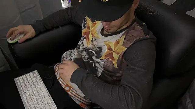 Snapshot of hot_shot_13 chatting on 01/15/25, 10:24 hot shot 13 online show from 01/15/25, 10:24