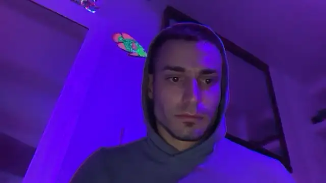 hot shot 13 online show from 11/06/25, 03:43