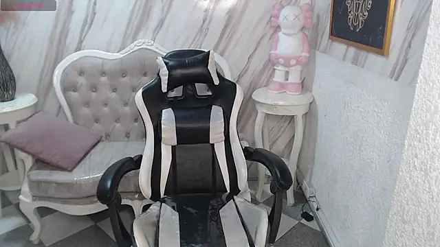 Snapshot of Violeth_b chatting on 03/15/25, 12:45 Violeth b online show from 03/15/25, 12:45