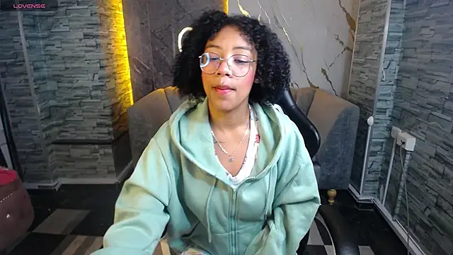 Snapshot of Violeth_b chatting on 10/09/25, 12:49 Violeth b online show from 10/09/25, 12:49