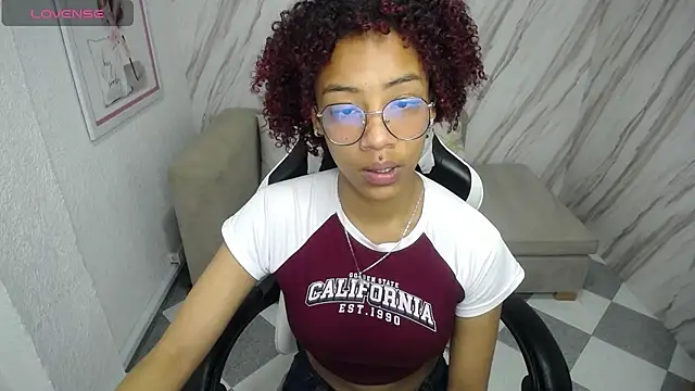 Snapshot of Violeth_b chatting on 03/10/25, 03:41 Violeth b online show from 03/10/25, 03:41