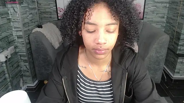 Snapshot of Violeth_b chatting on 09/26/25, 12:56 Violeth b online show from 09/26/25, 12:56