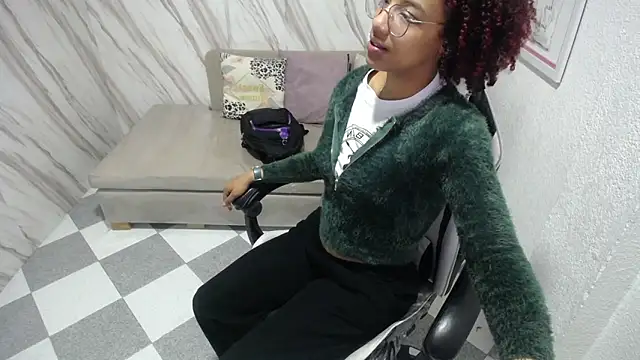 Snapshot of Violeth_b chatting on 03/08/25, 12:41 Violeth b online show from 03/08/25, 12:41