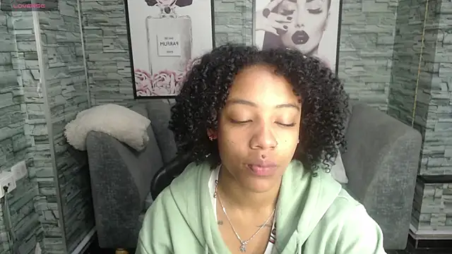 Snapshot of Violeth_b chatting on 09/23/25, 12:45 Violeth b online show from 09/23/25, 12:45