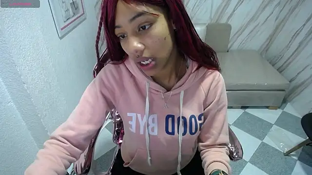 Snapshot of Violeth_b chatting on 03/20/25, 12:43 Violeth b online show from 03/20/25, 12:43