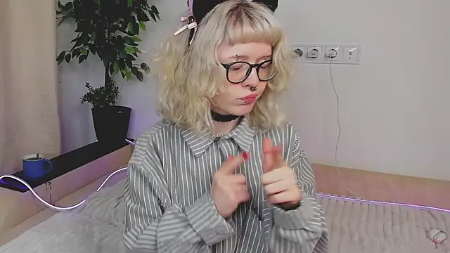 Snapshot of EdythElswick chatting on 04/05/26, 04:08 EdythElswick online show from 04/05/26, 04:08