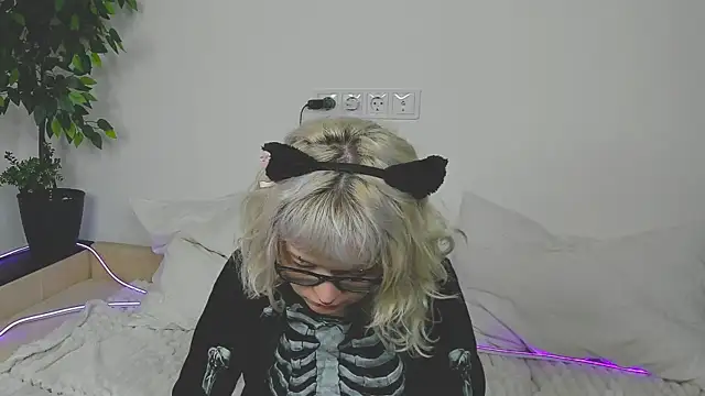 Snapshot of EdythElswick chatting on 04/07/26, 04:14 EdythElswick online show from 04/07/26, 04:14