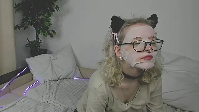 Snapshot of EdythElswick chatting on 04/06/26, 04:08 EdythElswick online show from 04/06/26, 04:08