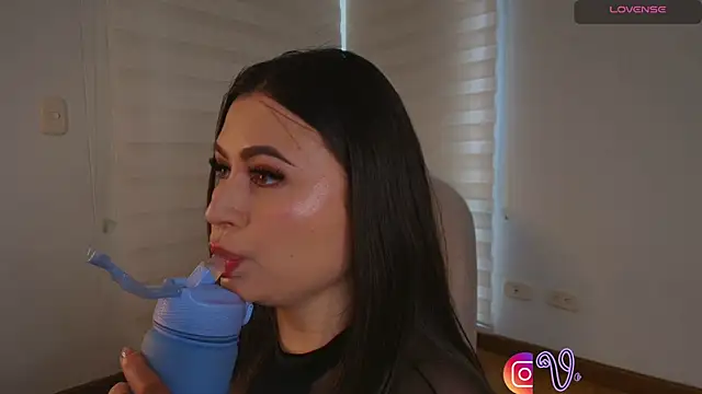 venusleroy  online show from 10/26/25, 08:31