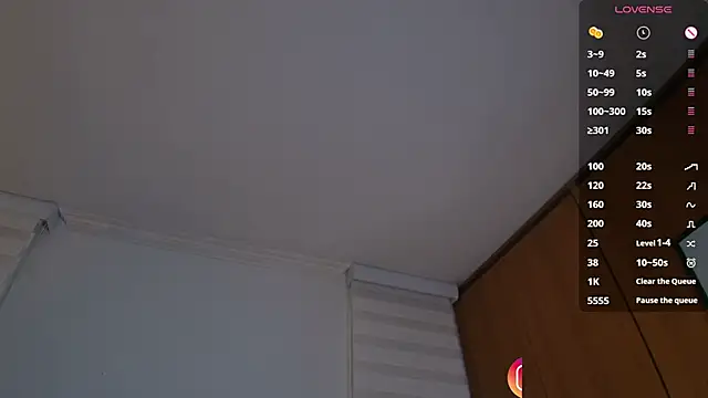 venusleroy  online show from 11/06/25, 10:47