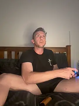 Snapshot of aus_guy93 chatting on 10/30/25, 02:14 aus guy93 online show from 10/30/25, 02:14