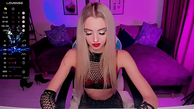 Snapshot of Emilia_Klar chatting on 10/13/25, 03:02 Emilia Klar online show from 10/13/25, 03:02