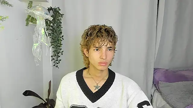 Snapshot of santy-kitty chatting on 10/07/25, 02:12 santy-kitty online show from 10/07/25, 02:12
