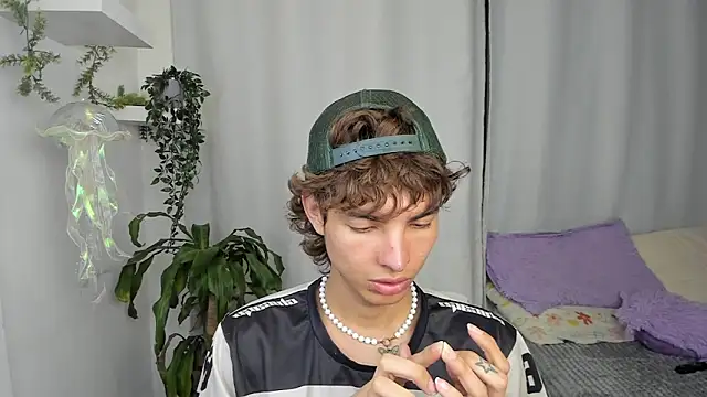 santy-kitty online show from 12/22/25, 12:44