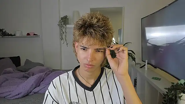 santy-kitty online show from 10/28/25, 01:17