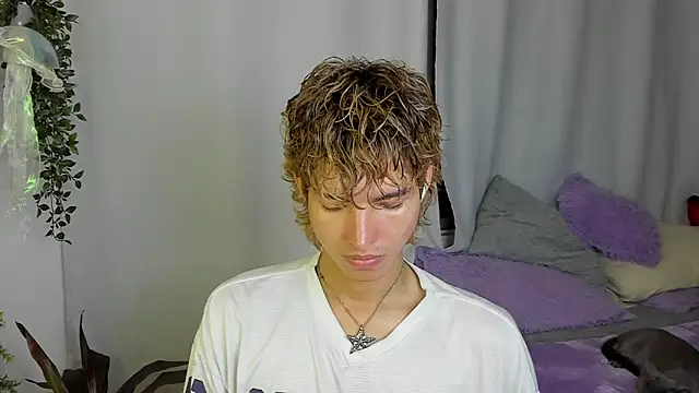 Snapshot of santy-kitty chatting on 10/04/25, 02:35 santy-kitty online show from 10/04/25, 02:35