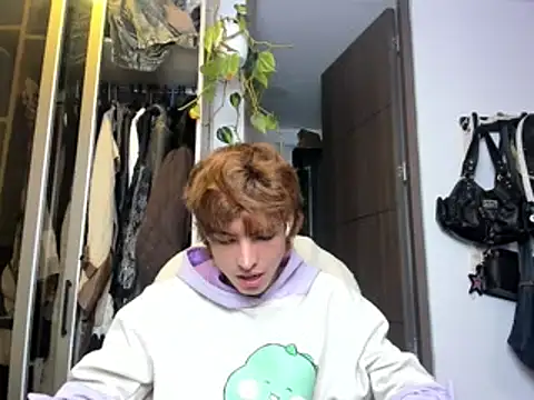 Snapshot of santy-kitty chatting on 02/04/25, 01:23 santy-kitty online show from 02/04/25, 01:23