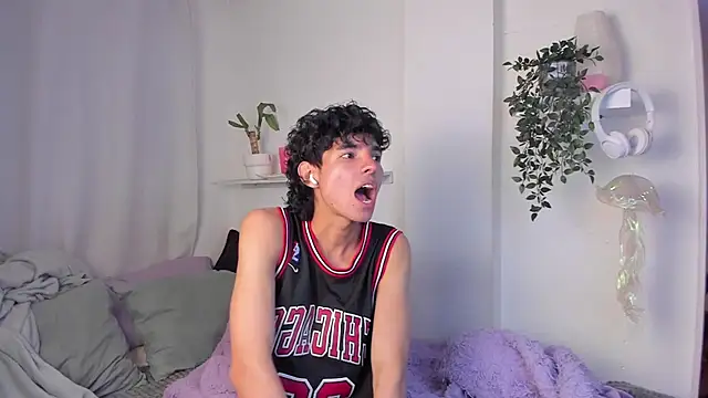 Snapshot of santy-kitty chatting on 02/14/26, 01:39 santy-kitty online show from 02/14/26, 01:39