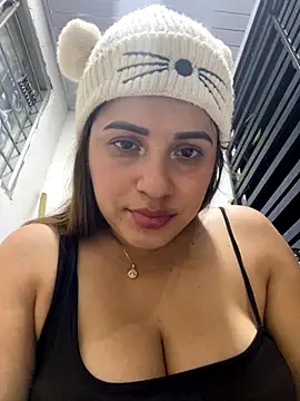 Snapshot of perlita05 chatting on 11/02/25, 02:27 perlita05 online show from 11/02/25, 02:27