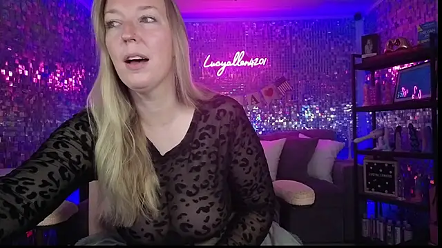 Snapshot of lucyallen4201 chatting on 06/26/26, 10:21 lucyallen4201 online show from 06/26/26, 10:21