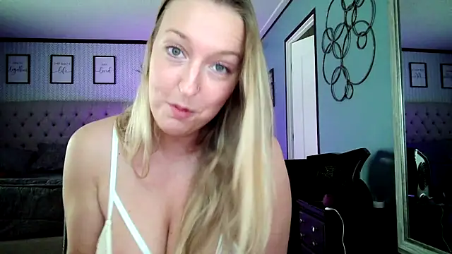Snapshot of lucyallen4201 chatting on 02/19/25, 05:49 lucyallen4201 online show from 02/19/25, 05:49