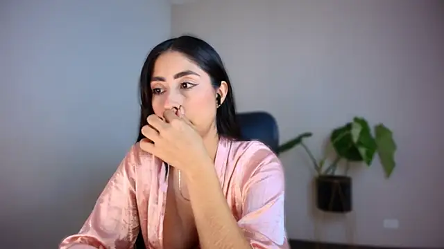 auroracaruso11 online show from 12/14/25, 08:58