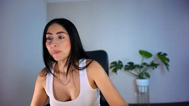 auroracaruso11 online show from 02/19/26, 04:26