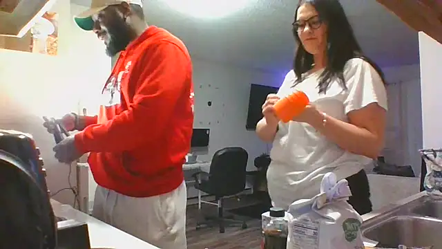 Snapshot of Stayinalive1992 chatting on 12/31/24, 04:06 Stayinalive1992 online show from 12/31/24, 04:06