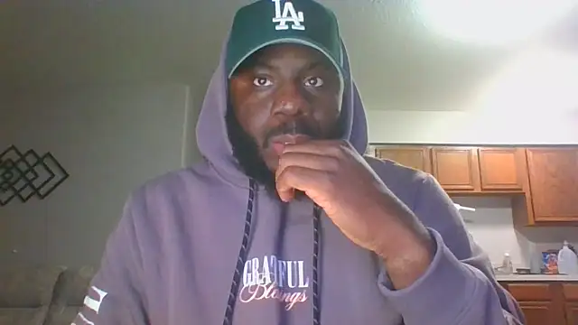 Snapshot of Stayinalive1992 chatting on 10/28/25, 01:17 Stayinalive1992 online show from 10/28/25, 01:17