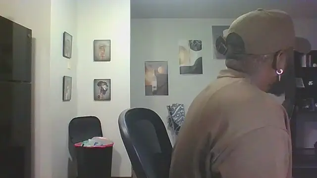 Snapshot of Stayinalive1992 chatting on 10/14/25, 02:12 Stayinalive1992 online show from 10/14/25, 02:12