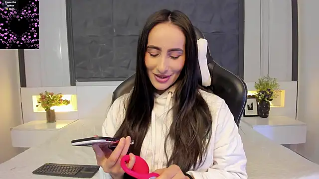 SaraGomez1 online show from 12/21/25, 12:40