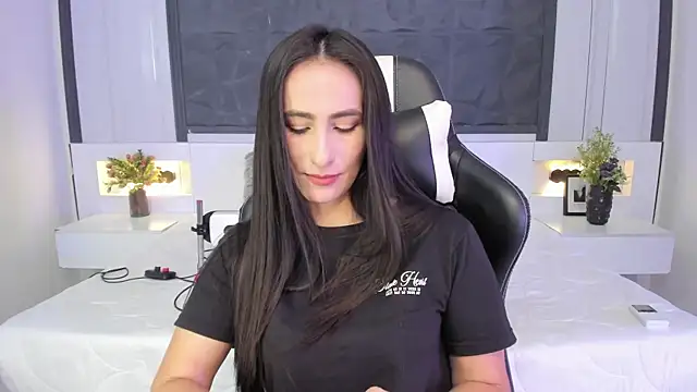 SaraGomez1 online show from 10/02/25, 03:59