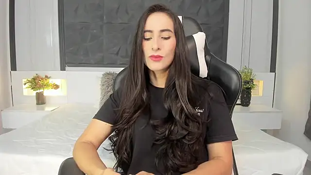 SaraGomez1 online show from 10/08/25, 12:39