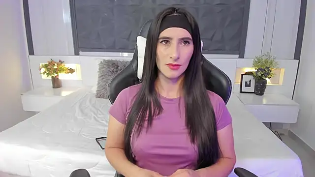 SaraGomez1 online show from 11/13/25, 01:48