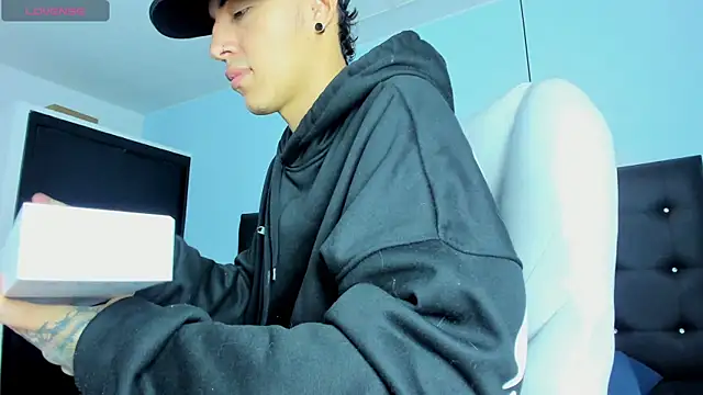 Lobo 17  online show from 12/02/25, 03:41