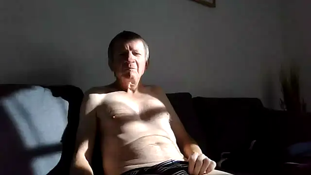 Snapshot of naturiste974 chatting on 10/13/25, 02:29 naturiste974 online show from 10/13/25, 02:29