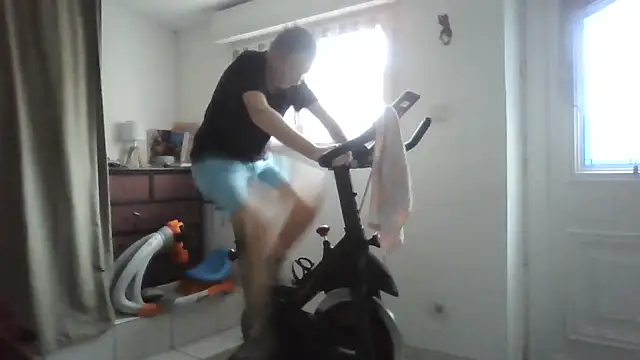 Snapshot of naturiste974 chatting on 11/19/25, 08:03 naturiste974 online show from 11/19/25, 08:03