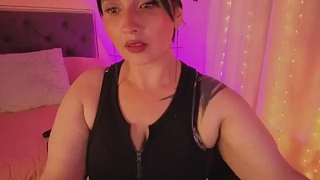 Snapshot of emily_leinner chatting on 07/10/26, 04:01 emily leinner online show from 07/10/26, 04:01