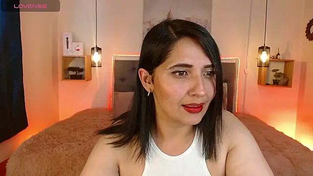 Snapshot of emily_leinner chatting on 02/17/25, 02:28 emily leinner online show from 02/17/25, 02:28