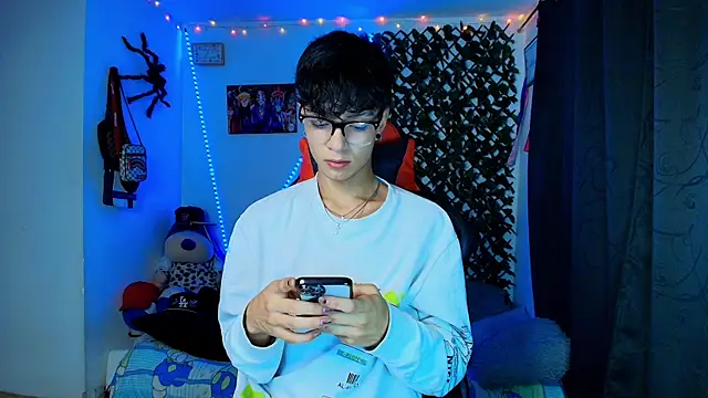 Snapshot of twink_sebas_ chatting on 02/16/25, 04:20 twink sebas online show from 02/16/25, 04:20