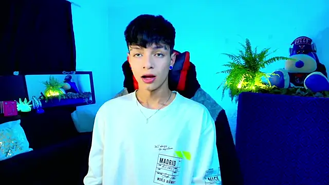 Snapshot of twink_sebas_ chatting on 10/08/25, 04:47 twink sebas online show from 10/08/25, 04:47