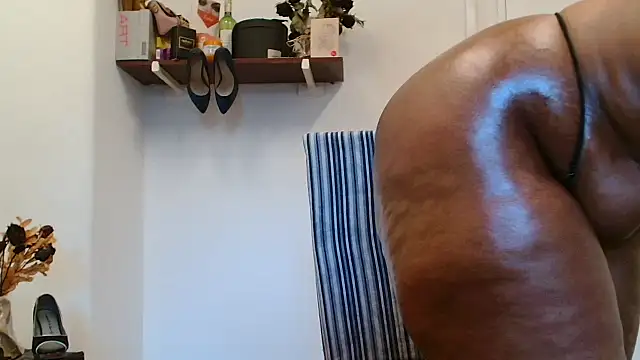 Snapshot of xTALLSEXYBUMx chatting on 10/15/25, 04:33 xTALLSEXYBUMx online show from 10/15/25, 04:33
