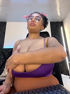 Snapshot of Emy_leon chatting on 11/23/25, 07:02 Emy leon online show from 11/23/25, 07:02