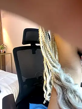 Snapshot of Emy_leon chatting on 11/14/25, 09:18 Emy leon online show from 11/14/25, 09:18